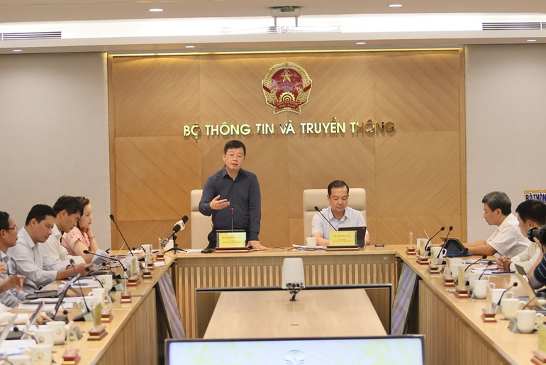 Hai Thứ trưởng Bộ Thông tin và Truyền thông Phạm Đức Long và Nguyễn Thanh Lâm đồng chủ trì họp báo thường kỳ tháng 9 của Bộ.