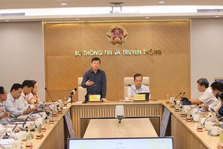 Hai Thứ trưởng Bộ Thông tin và Truyền thông Phạm Đức Long và Nguyễn Thanh Lâm đồng chủ trì họp báo thường kỳ tháng 9 của Bộ. Hai Thứ trưởng Bộ Thông tin và Truyền thông Phạm Đức Long và Nguyễn Thanh Lâm đồng chủ trì họp báo thường kỳ tháng 9 của Bộ.