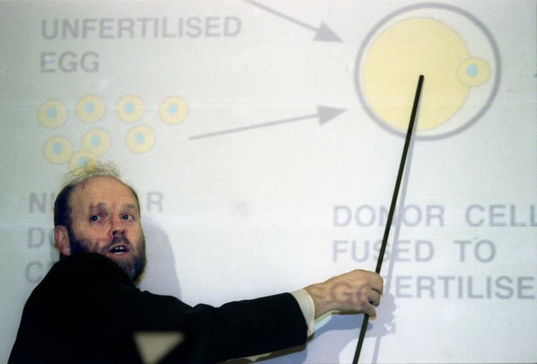 Tiến sĩ Ian Wilmut, Viện Roslin, Đại học Edinburgh trả lời các câu hỏi của giới truyền thông thế giới về khám phá đột phá về Dolly, con cừu nhân bản đầu tiên trên thế giới từ ống nghiệm ngày 25/2/1996. Ảnh: Reuters.