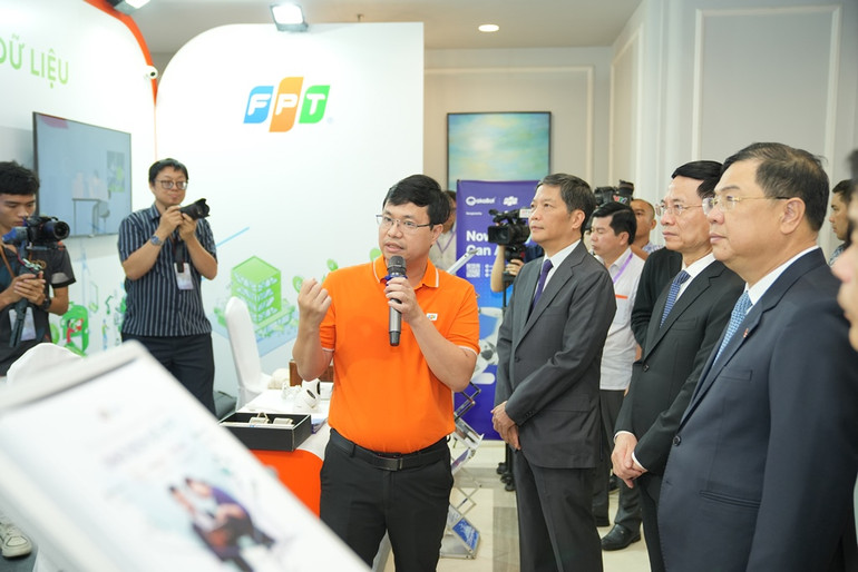 Triển lãm về các ứng dụng công nghệ cho phát triển kinh tế số bên lề Diễn đàn.