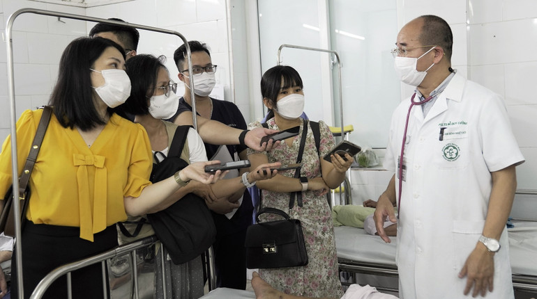 “Việc người bệnh có cơ địa bình thường mắc sốt xuất huyết mà trong 5-7 ngày diễn biến thành sốc, tử vong rất khó chấp nhận”, bác sĩ Cường trả lời phóng viên.