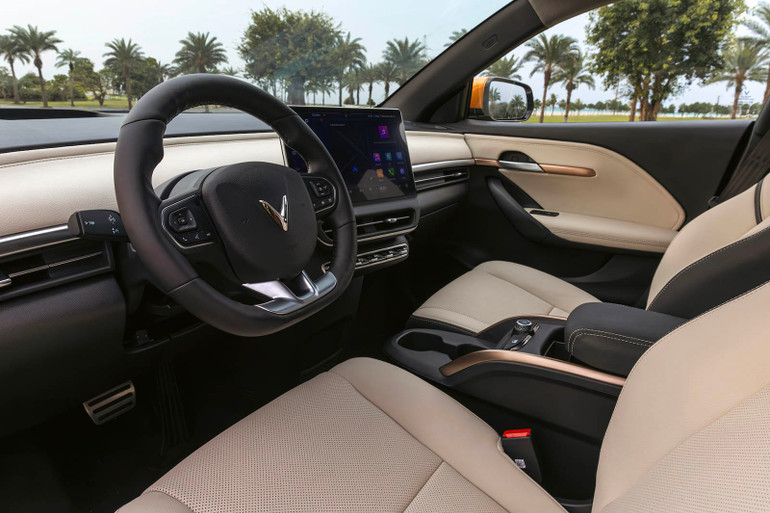 Phần mềm phiên bản Plus của VF 6 sẽ hỗ trợ di chuyển khi ùn tắc, hỗ trợ lái trên đường cao tốc...