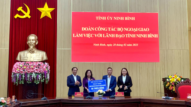 Đại diện Bộ Ngoại giao trao quà cho Trung tâm bảo trợ và công tác xã hội tỉnh Ninh Bình.
