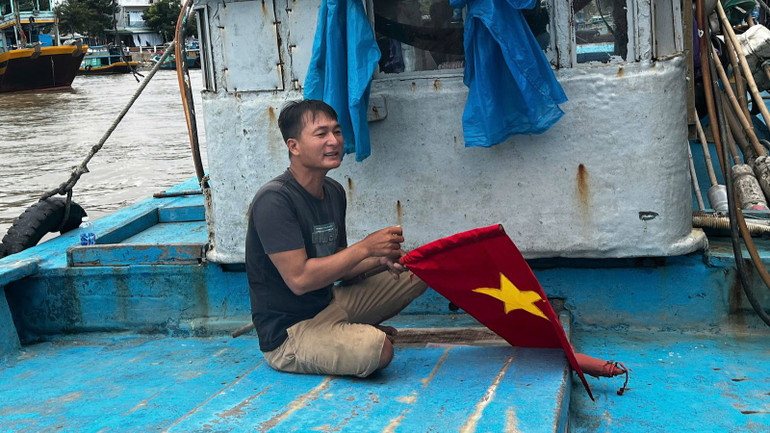 Ngư dân chuẩn bị treo cờ.