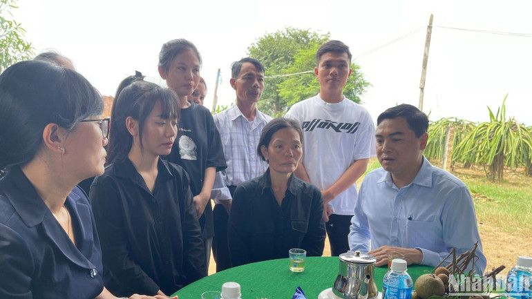 Đoàn thăm hỏi chia sẻ, động viên các gia đình.