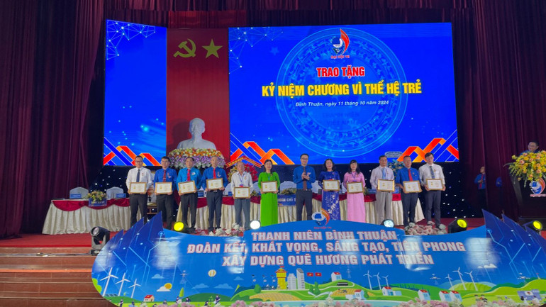 Trao tặng Kỷ niệm chương