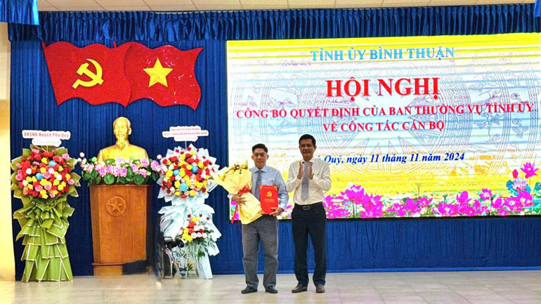 Đồng chí Nguyễn Quốc Thắng, Phó Giám đốc Sở Tư pháp làm Bí thư Huyện ủy Phú Quý.