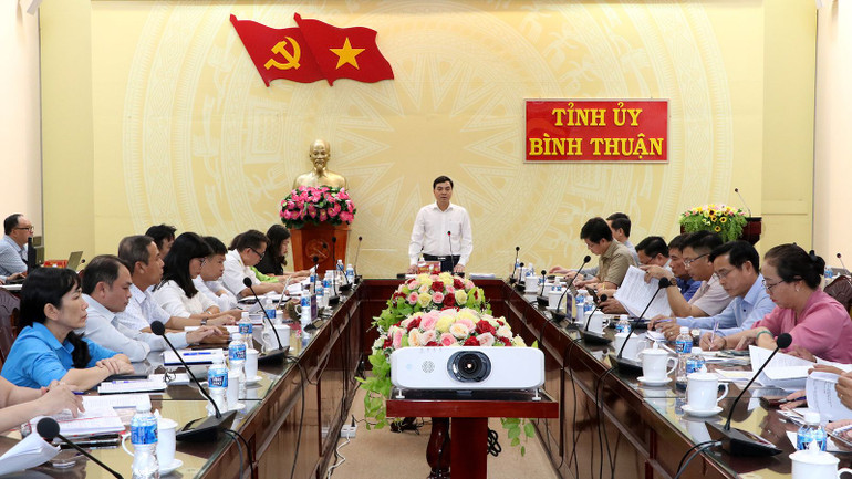 Bí thư Tỉnh ủy, Chủ tịch Hội đồng nhân dân tỉnh Nguyễn Hoài Anh chủ trì cuộc họp.