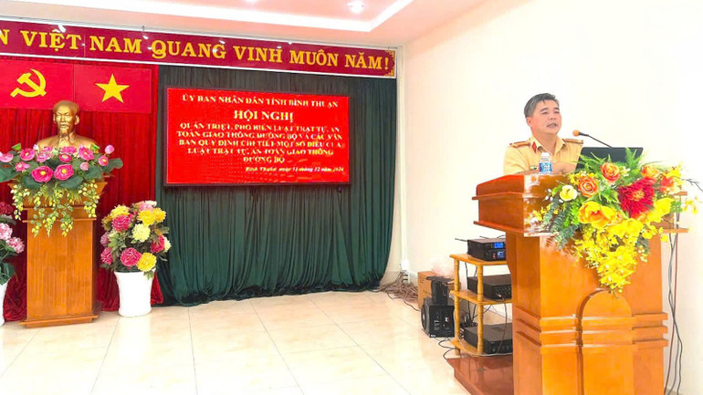Trung tá Nguyễn Anh Lê Minh, Phòng Cảnh sát giao thông tỉnh phổ biến, quán triệt các văn bản có liên quan đến Luật Trật tự, an toàn giao thông đường bộ.