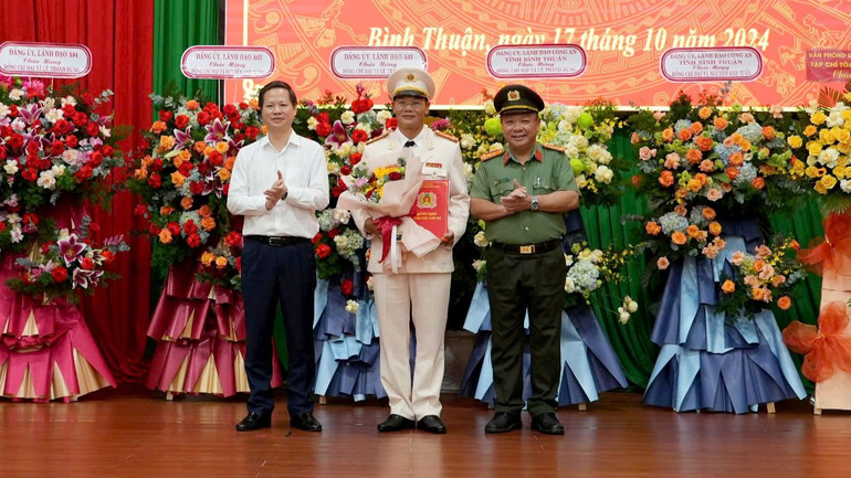 Đồng chí Đoàn Anh Dũng, Chủ tịch Ủy ban nhân dân tỉnh Bình Thuận và Đại tá Lê Quang Nhân, Giám đốc Công an tỉnh Bình Thuận tặng hoa chúc mừng.