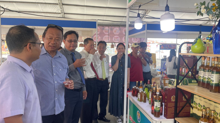 Các đại biểu tham quan gian hàng tỉnh Đồng Nai.