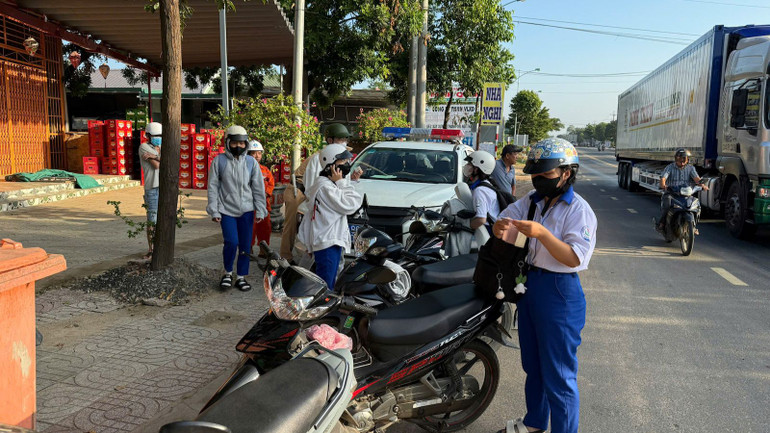 Học sinh vi phạm giao thông.