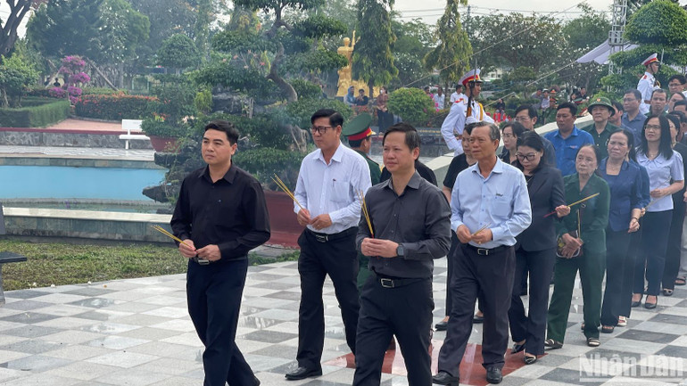 Lãnh đạo tỉnh Bình Thuận thắp nhang cho các liệt sĩ.