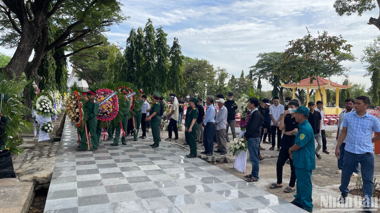 Thân nhân, người nhà tại lễ an táng.