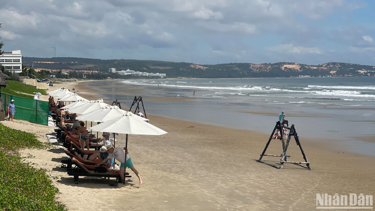 Bãi biển Mũi Né thu hút nhiều du khách nước ngoài. Bãi biển Mũi Né thu hút nhiều du khách nước ngoài.