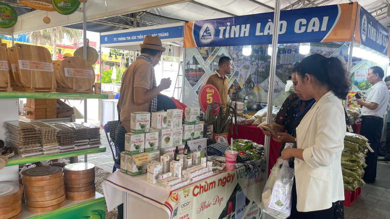 Du khách tìm hiểu sản phẩm OCOP.