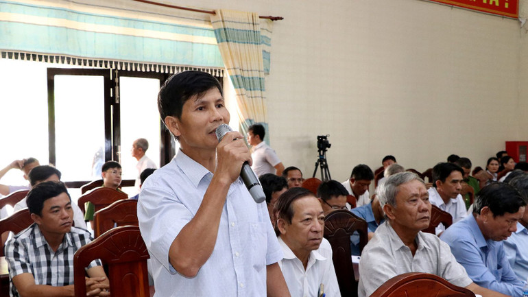 Cử tri huyện Hàm Tân đưa ra những ý kiến bức xúc. Cử tri huyện Hàm Tân đưa ra những ý kiến bức xúc.