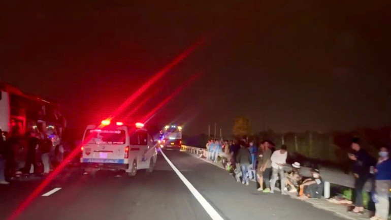 Xe cứu thương đưa nhiều hành khách đi cấp cứu.