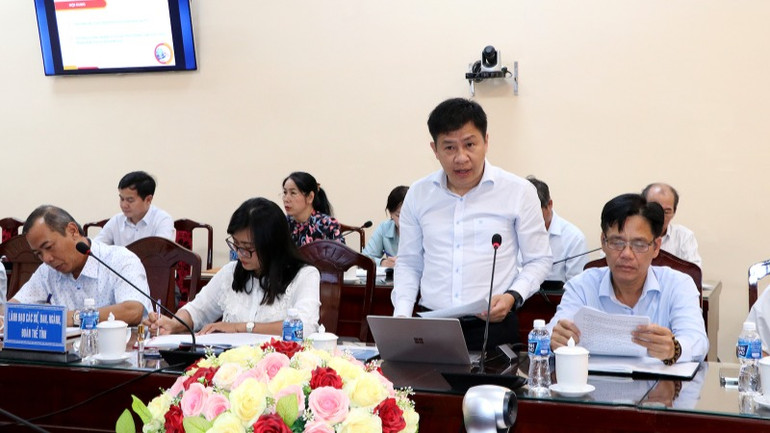 Ông Võ Thành Công, Giám đốc Sở Thông tin và Truyền thông tỉnh Bình Thuận phát biểu tại cuộc họp.