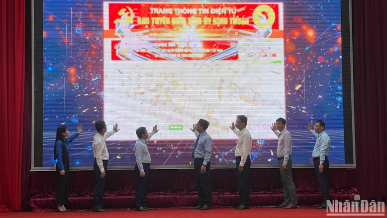 Các lãnh đạo bấm nút phát động cuộc thi.