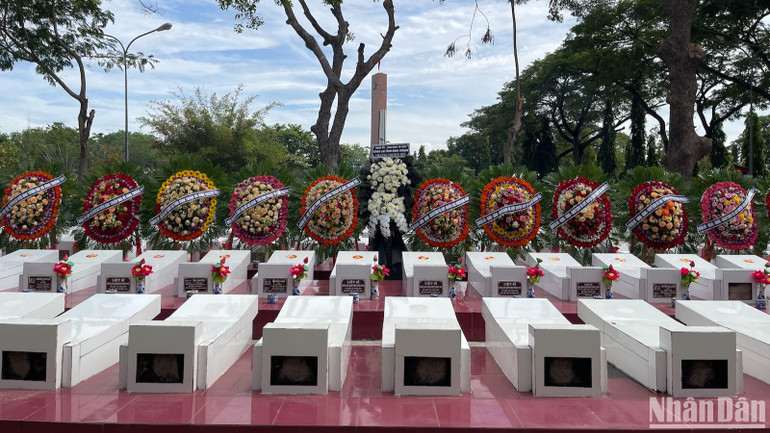 Những vòng hoa tại buổi lễ.