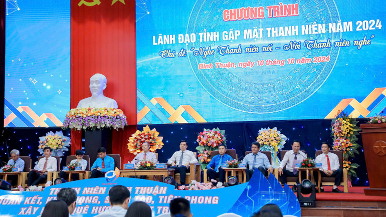 Lãnh đạo tỉnh đang lắng nghe các ý kiến của đại biểu Lãnh đạo tỉnh đang lắng nghe các ý kiến của đại biểu