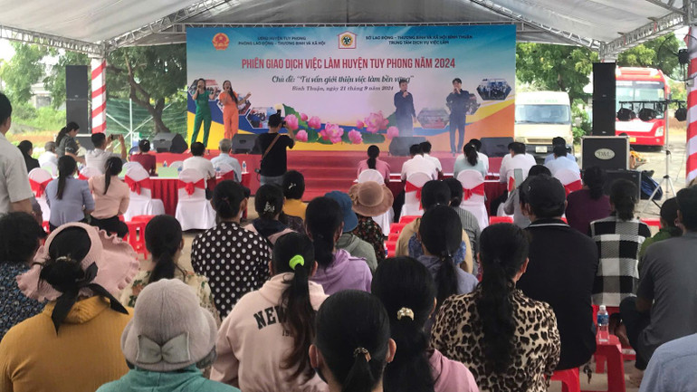 Nhiều người tham dự phiên giao dịch việc làm