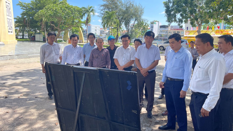 Bí thư Thành ủy Phan Thiết (đứng ngoài cùng bên tay phải) làm việc với Bí thư Tỉnh ủy Bình Thuận Nguyễn Hoài Anh (áo xanh) để xây dựng làm mới Tháp nước.