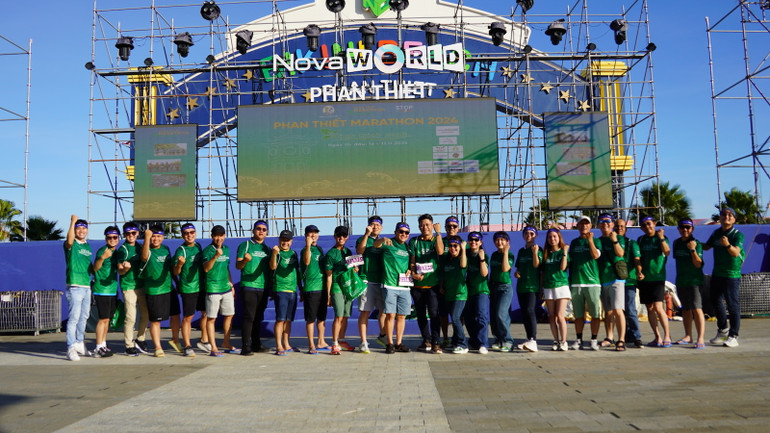 Chụp hình lưu niệm trước khi chạy