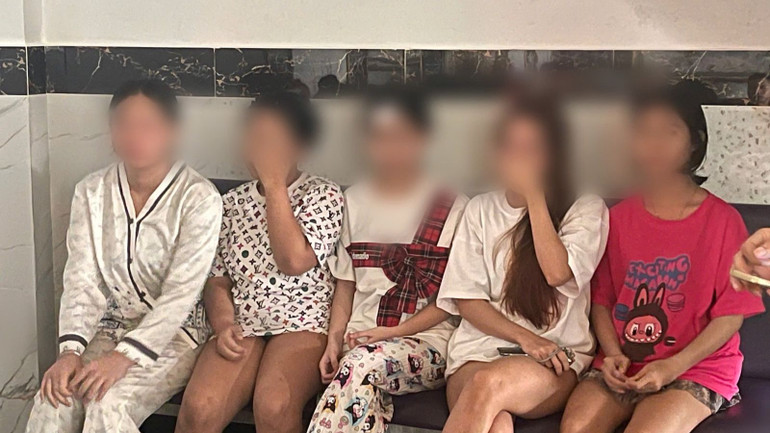 Nhân viên nữ massage tại cơ sở massage, nhà nghỉ Hoa Kiều.