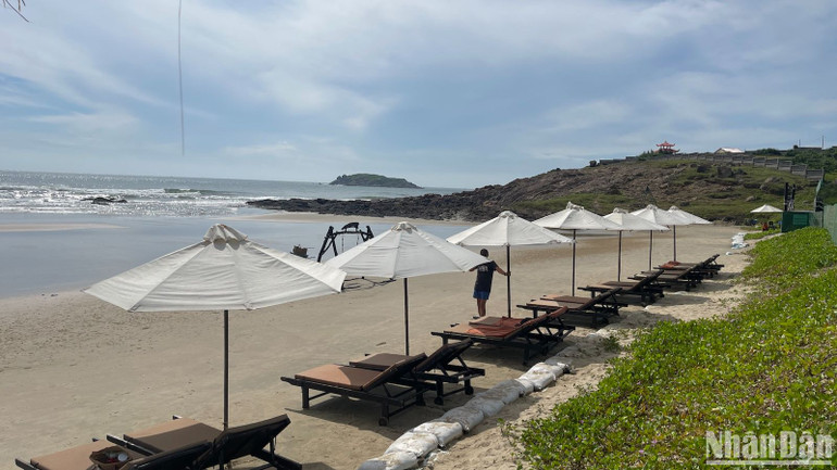 Bãi biển Mũi Né thu hút nhiều du khách đến tham quan, nghỉ dưỡng. Bãi biển Mũi Né thu hút nhiều du khách đến tham quan, nghỉ dưỡng.