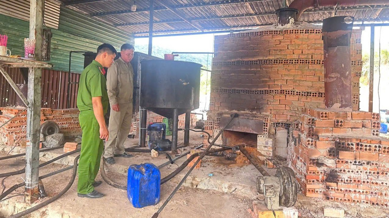 Hệ thống máy vận hành để tái chế nhớt thải.