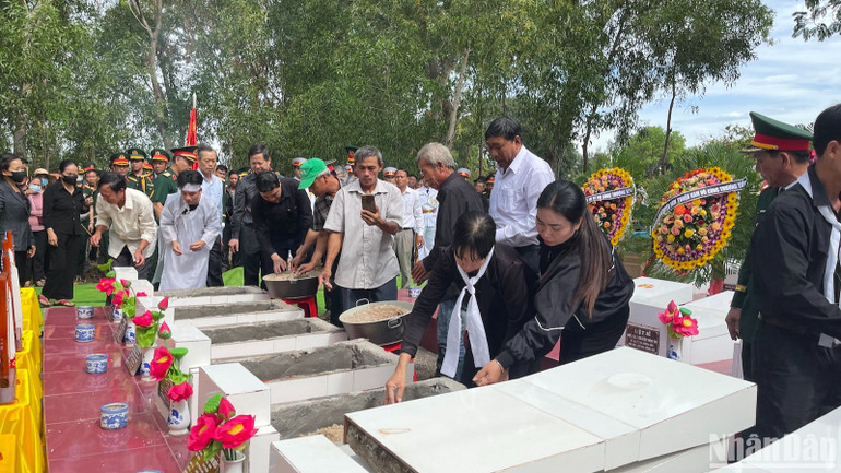 Thân nhân nhìn liệt sĩ trước khi chôn cất.