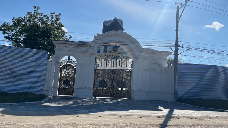 Chiều 31/10, căn biệt thự vẫn chưa tháo dỡ xong.