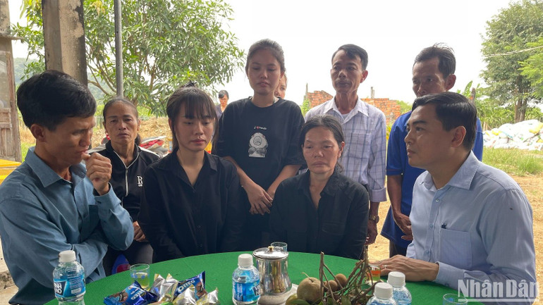 Đồng chí Nguyễn Hoài Anh lắng nghe tâm tư nguyện vọng của gia đình.