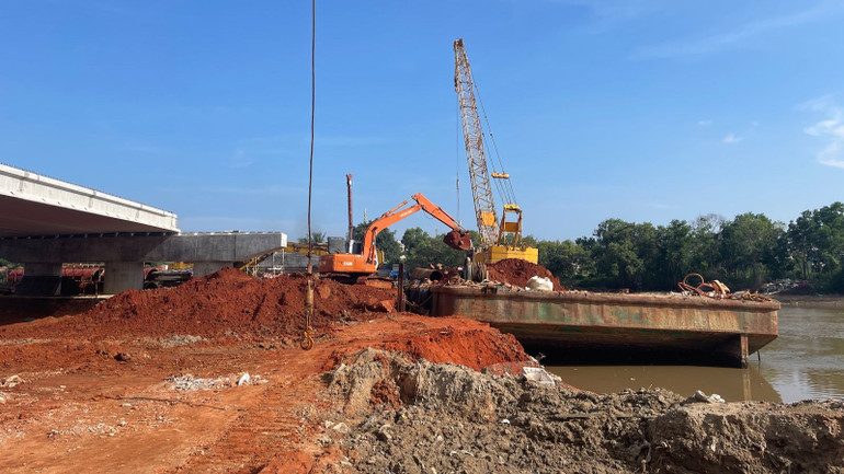 Công trình cầu Văn Thánh đang thi công cầm chừng do chưa có mặt bằng.