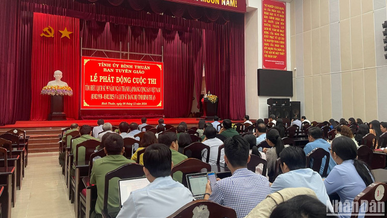 Nhiều người tham dự lễ phát động.