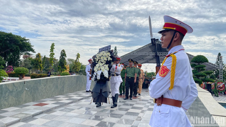 Tập thể Công an tỉnh Bình Thuận dâng hoa.