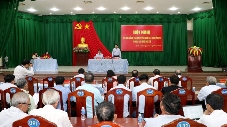 Nhiều người dân tham dự buổi đối thoại. Nhiều người dân tham dự buổi đối thoại.