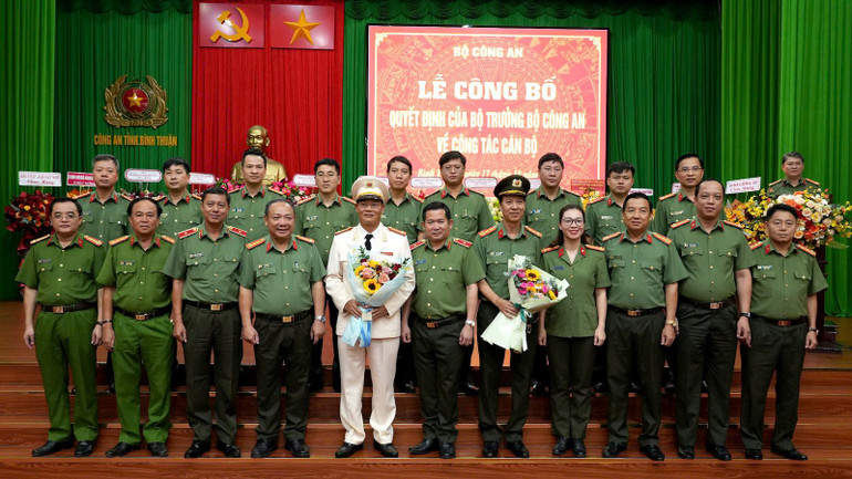 Thiếu tướng Đinh Văn Nơi, Cục Trưởng Cục An ninh chính trị nội bộ tặng hoa các đồng chí nhận nhiệm vụ.