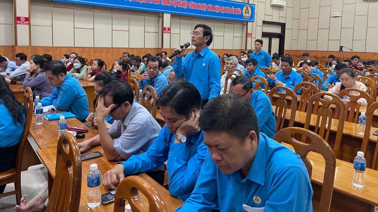 Các cử tri đưa ra những ý kiến, tâm tư trong công việc.