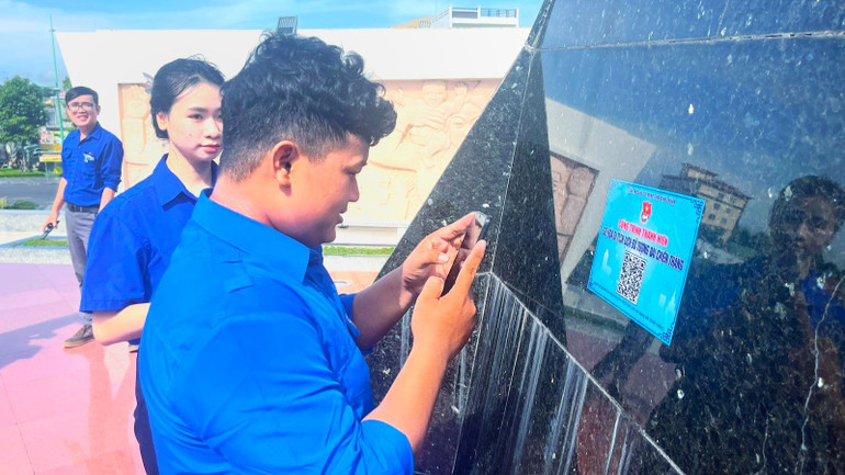 Địa điểm tham quan được gắn mã QR để người dân có thể quét tìm hiểu thông tin.