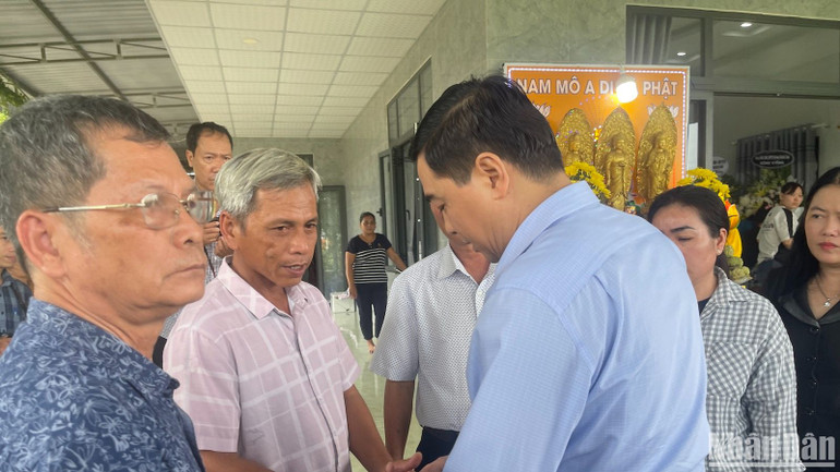 Đoàn thăm hỏi chia sẻ, động viên các gia đình liệt sĩ.