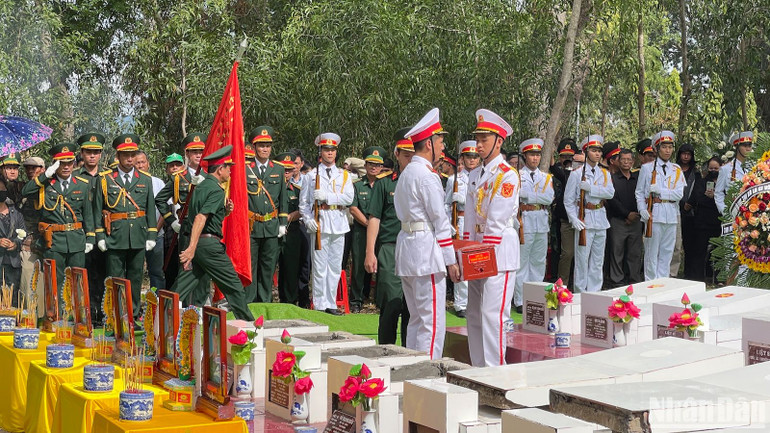 Di chuyển hài cốt xuống mộ.