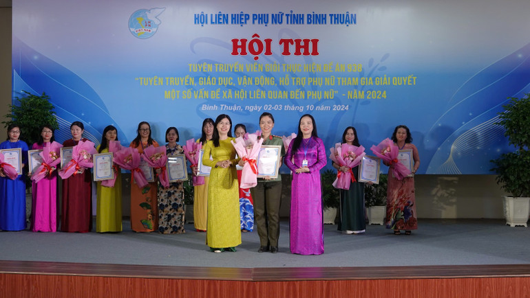 Phụ nữ Công an tỉnh Bình Thuận đã xuất sắc mang về một giải A toàn đoàn. Phụ nữ Công an tỉnh Bình Thuận đã xuất sắc mang về một giải A toàn đoàn.