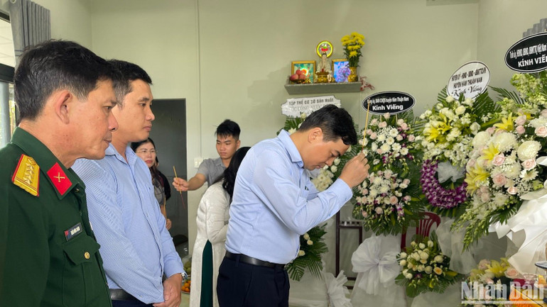 Đoàn thăm hỏi thắp nhang cho các liệt sĩ.