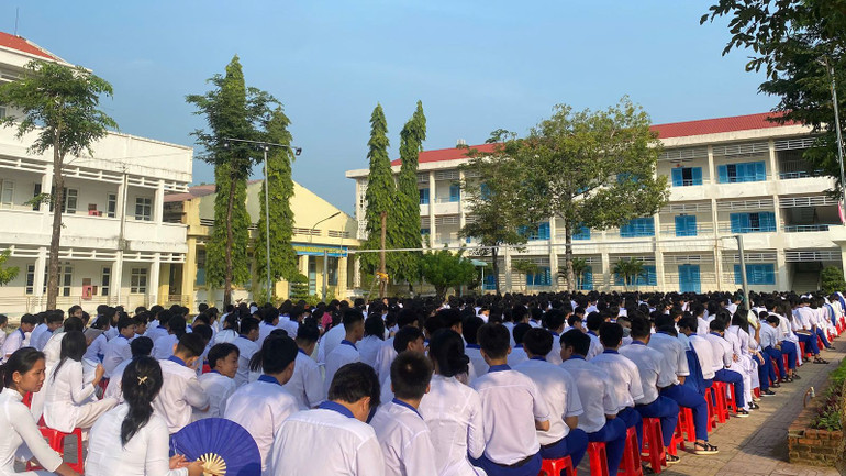 Các em học sinh tham gia các buổi tuyên truyền về an toàn giao thông.