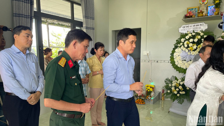 Đoàn thăm hỏi thắp nhang cho các liệt sĩ.