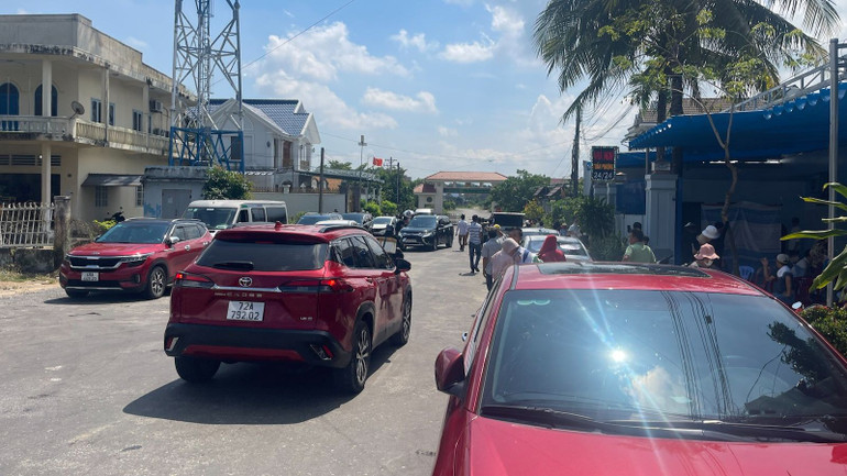 Người nhà đứng trước cổng trại để chờ đón thân nhân