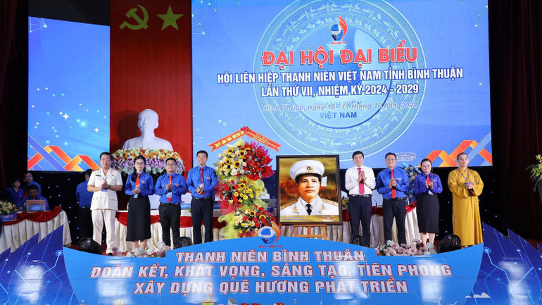 Tỉnh ủy Bình Thuận tặng hoa, tranh chúc mừng đại hội